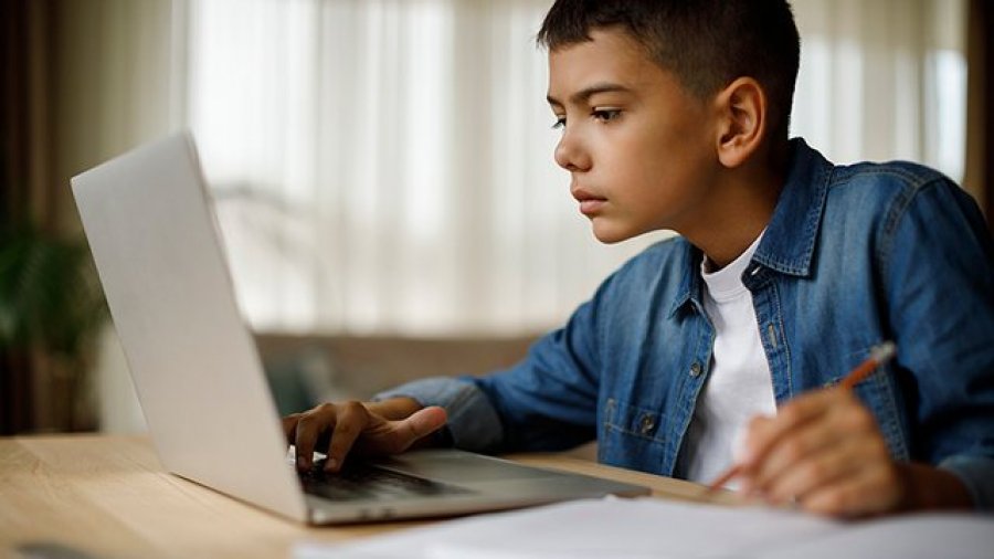 20% e të rinjve shqiptarë përdorin internetin për mësim online, rritje e shpejtë pas pandemisë