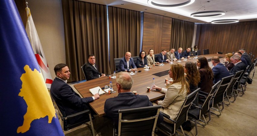 Abdixhiku mbledh deputetët e LDK’së në takim, Hoti nuk shihet