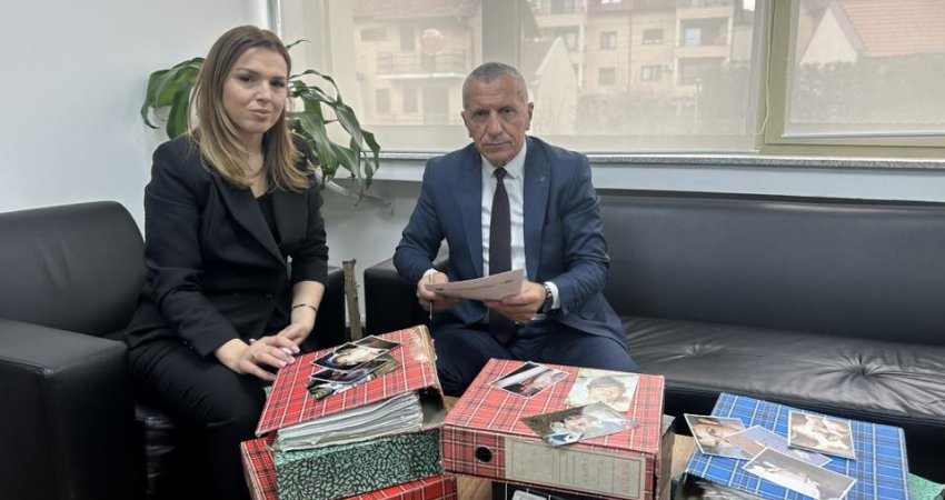 Kamberi viziton Institutin për Krime lufte në Prishtinë, dorëzon dokumente e materiale të rëndësishme