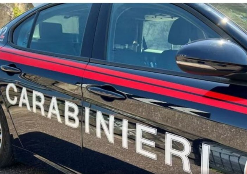 Dhënia e makinës me qera zbulon armën, arrestohet shqiptari në Itali