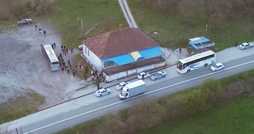 Zbulohen pamje të pjesëmarrësve të marshit të serbëve nga Kosova që u nisën për në Serbi duke hipur në autobusë
