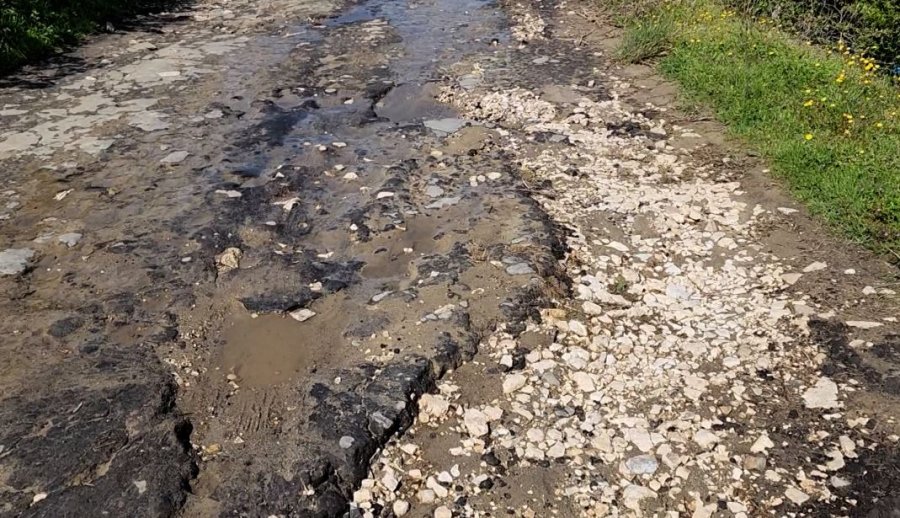 Me gropa të thella! Fshati Belishovë në Mallakastër pa rrugë, asnjë investim në tre dekada