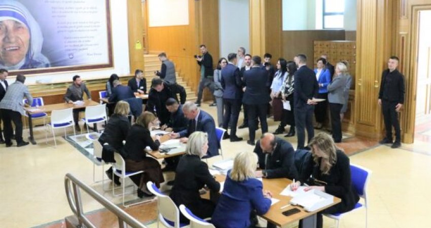 Deputetët e PDK-së e LDK-së u regjistruan sot, ata të AAK-së, Listës Serbe e komuniteteve tjera të hënën