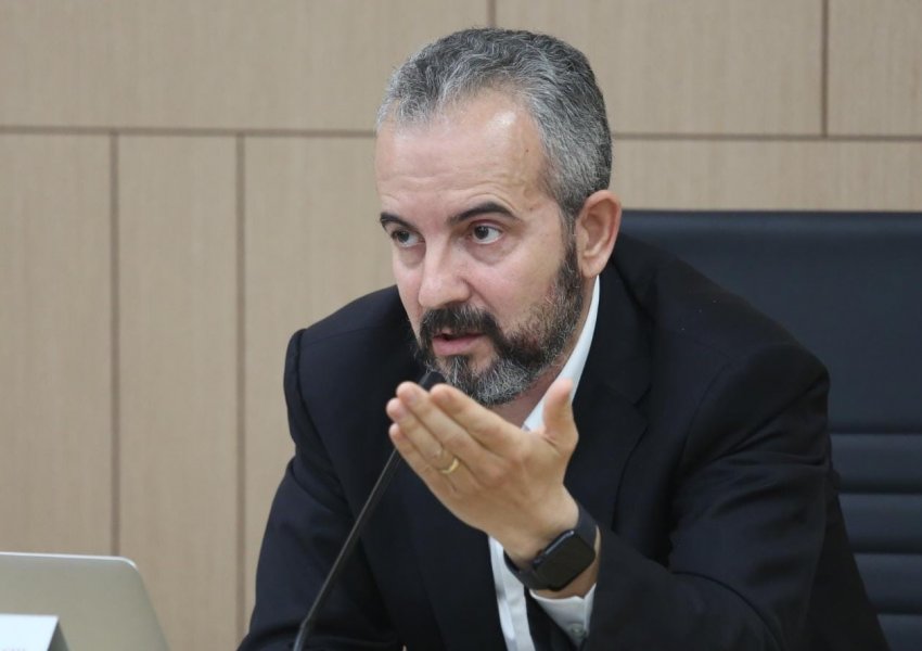 Paligjshmëria/ Kandidatë për deputetë kërkojnë të futen në qendra votimi