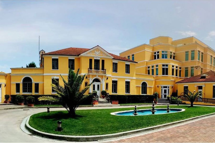 VIDEO/ Vizat, ambasada amerikane u bën apel qytetarëve: Shmangni agjencitë dhe aplikoni vetë online