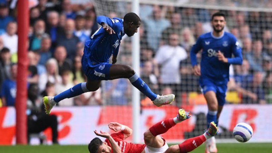 Broja luan për herë të parë titullar, i sjell fat Evertonit  