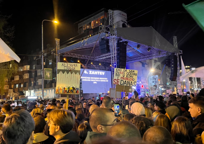 Serbi/ Kundërshtarët dhe mbështetësit e Vuçiçit protestojnë nëpër qytete të ndryshme 
