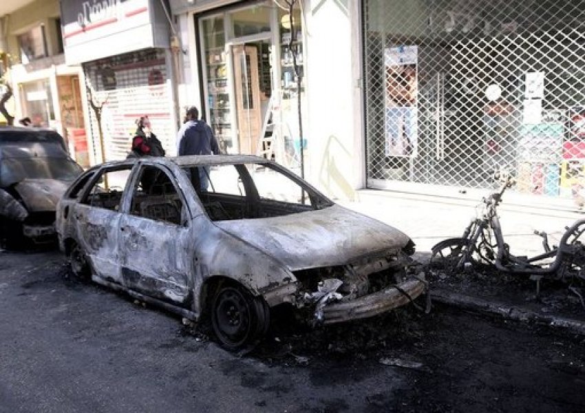 Natë tensionesh në Greqi, persona të panjohur sulmuan policinë me bomba molotovi dhe gurë