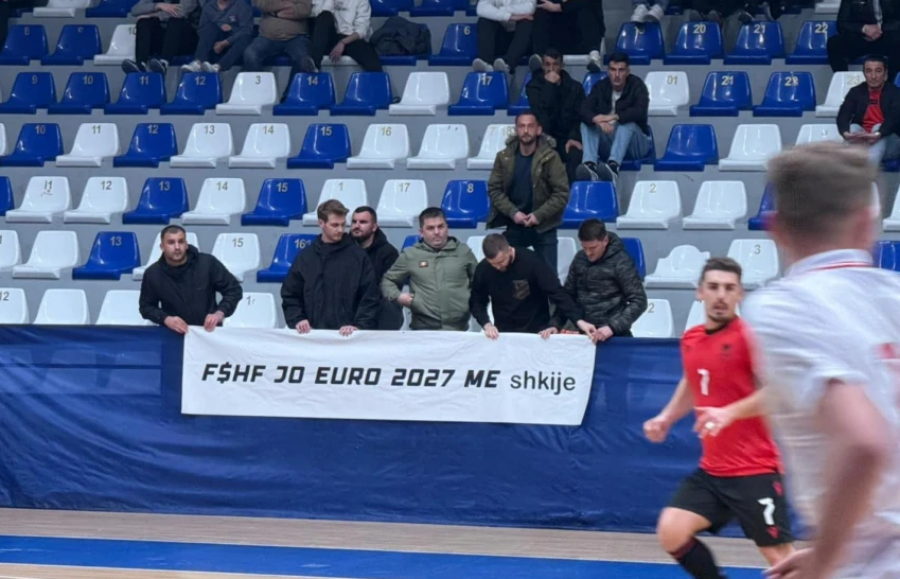Kosovë / Arrestohen 8 anëtarë të tifozëve ‘Kuq e Zi’ pas pankartës që kundërshtonte ‘EURO 2027’
