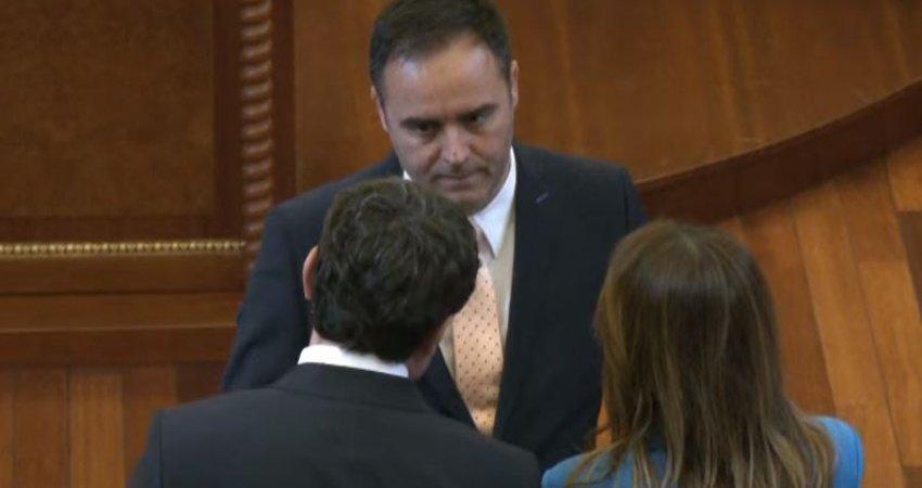 Kurti në zyrën e Konjufcës pas mbylljes së seancës konstitutive