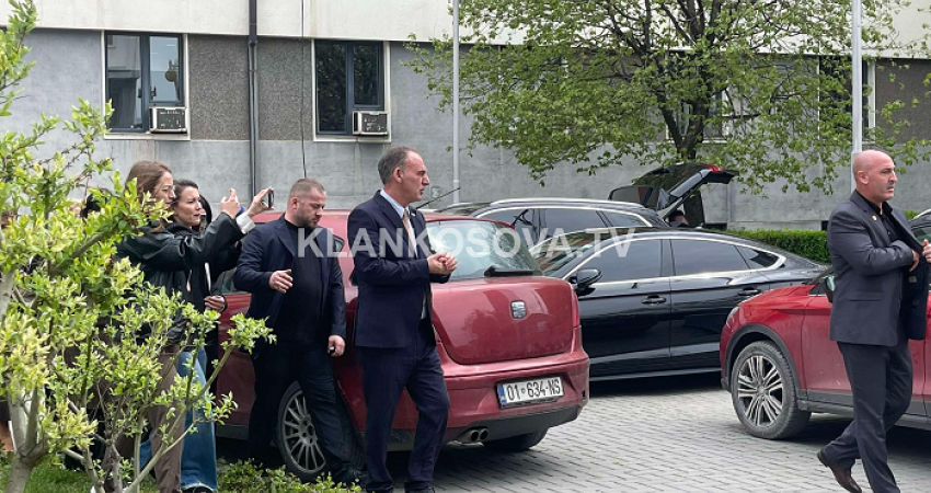 Fatmir Limaj me deputetët e vet dalin nga Kuvendi
