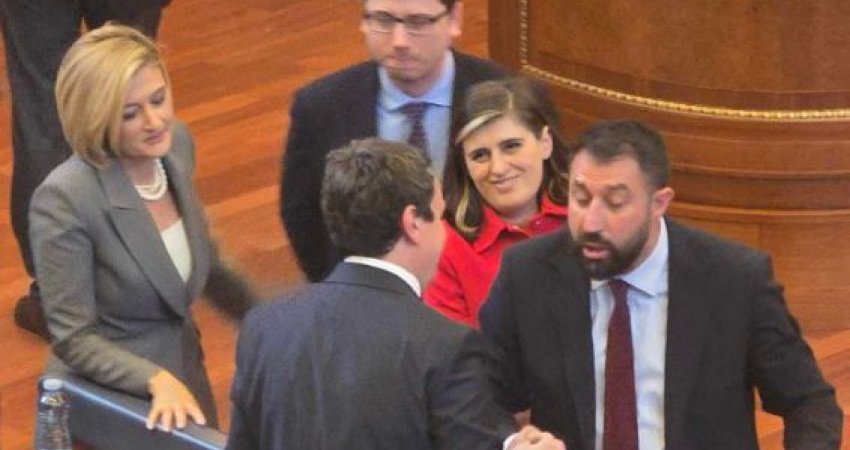 Kusari Lila: PDK, LDK, AAK dhe Lista Serbe votuan së bashku kundër mandateve të tyre