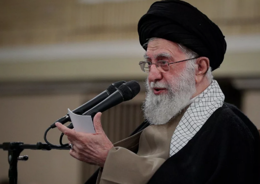 Khamenei miraton dialogun me SHBA-në, por paralajmëron: Mos e lidhni të ardhmen e vendit me bisedimet