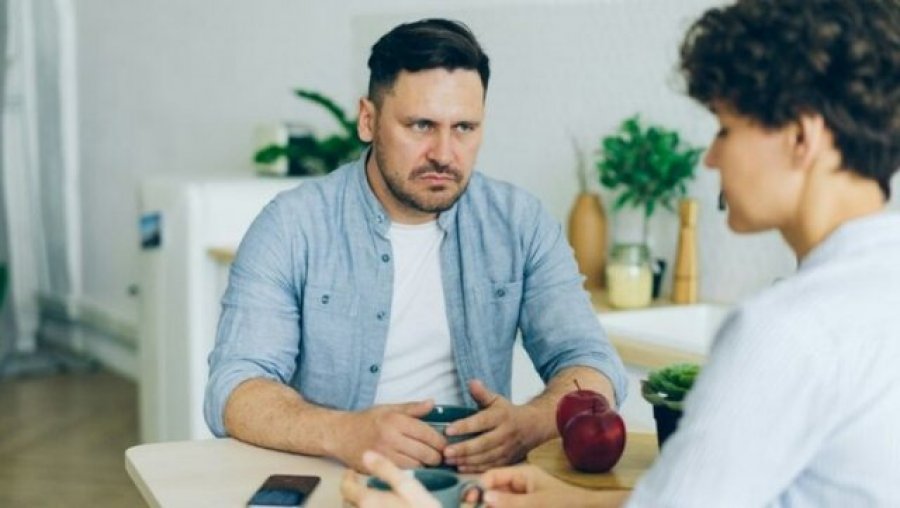 Njerëzit që kanë inteligjencë të ulët emocionale shpesh përdorin katër shprehje