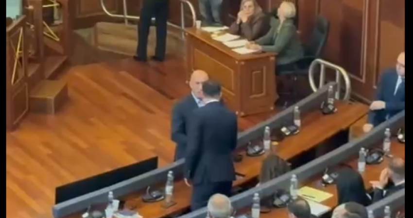 Haradinaj i shkon Abdixhikut te ulësja në Kuvend, shihen duke biseduar