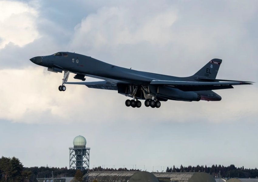 SHBA vendos bombarduesit supersonikë në Japoni, për herë të parë në histori