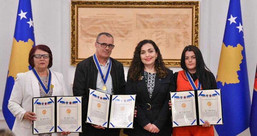 Presidentja ndan Titullin “Nderi i Republikës” për të mbijetuarit e dhunës seksuale gjatë luftës