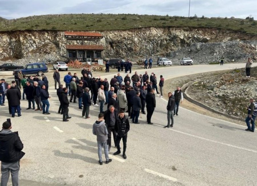 Rruga lidhëse me Kosovën në gjendje të mjerueshme, banorët e Tropojës dhe Hasit zhvendosin protestën para Bashkisë
