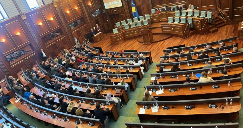 Kurti matet dy herë, s’i ka numrat në Kuvend