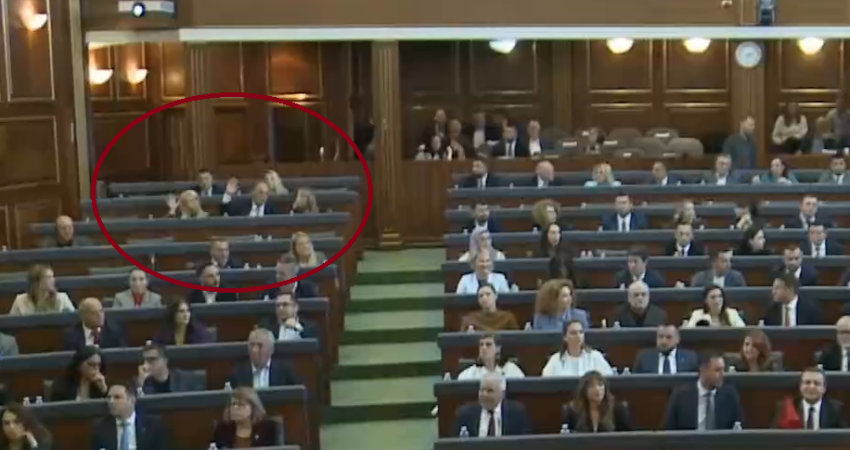 Dështon zgjedhja e Albulena Haxhiut Kryetare e Kuvendit, tre deputetët e Nismës abstenuan