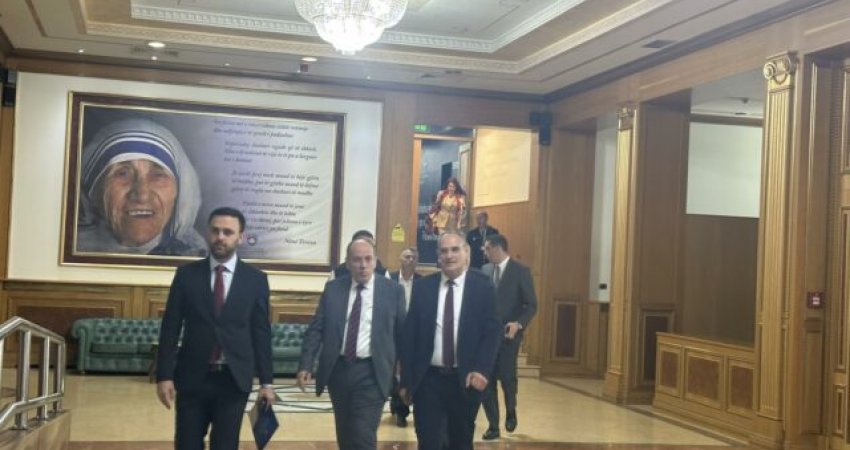 Përfundon takimi konsultativ mes përfaqësuesve të partive para nisjes së seancës