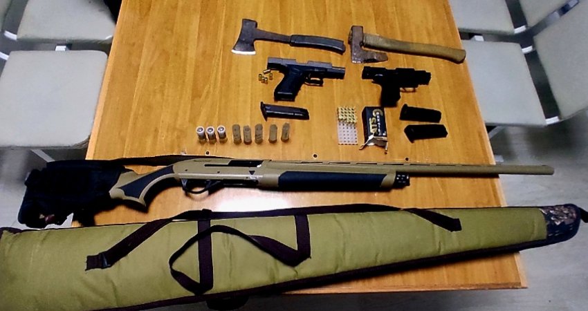 Gjuajtën me armë zjarri derisa ishin në piknik, policia i shoqëroi në stacion dhe u konfiskoi municionin