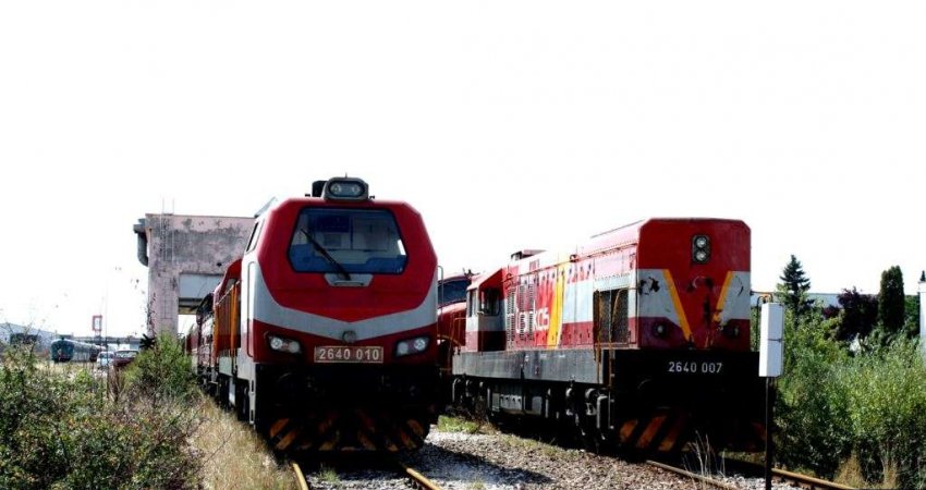 Aksidenti me tren në Klinë, dyshohet se shoferi i veturës nuk e respektoi shenjen e ndalesës