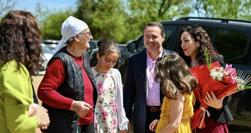 Osmani viziton Nënën Stanë Gashi për Pashkët: Tre djem dhe vajza e saj iu bashkuan UÇK-së