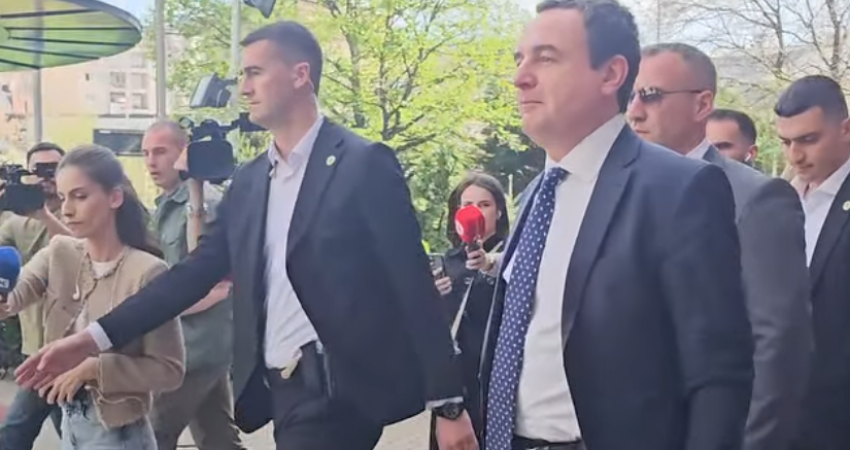 Kurti mbërrin në Kuvend, s’kallxon nëse i ka votat për kryeparlamentarin