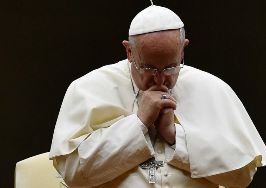 Nis zyrtarisht ceremonia e ritit të parë pas ndarjes nga jeta të Papa Françeskut