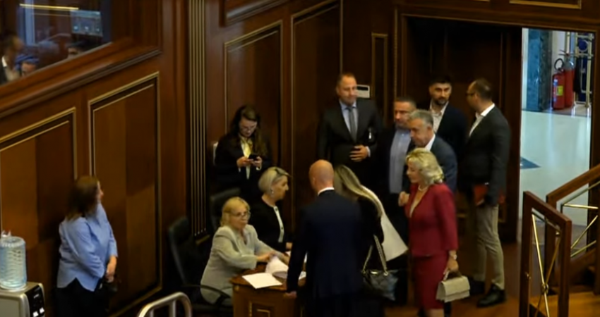 Deputetët e Listës Serbe arrijnë në sallën e Kuvendit