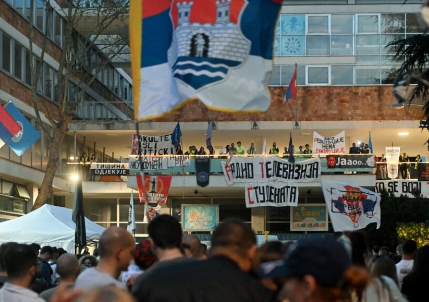 Protesta në Beograd: Studentët bllokojnë RTS-në për të tetën ditë radhazi