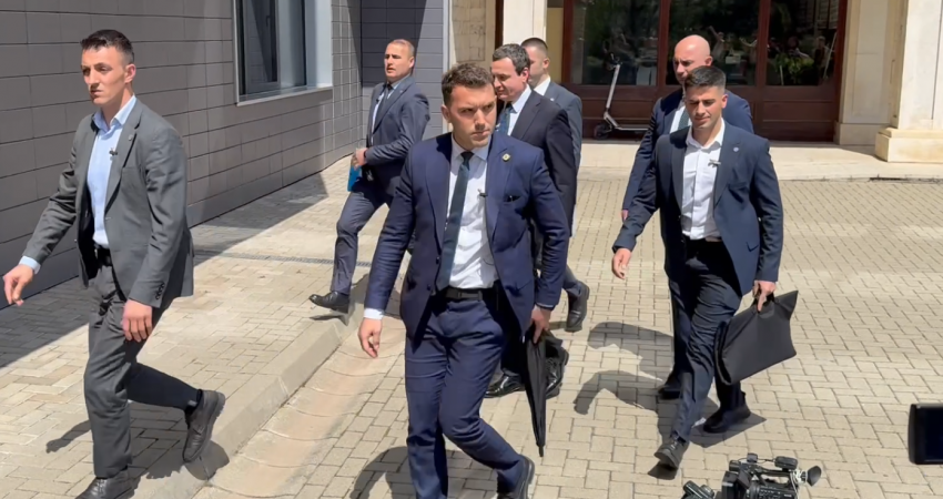 Kurti bojkotohet nga gazetarët, i lëshojnë mikrofonat e kamerat në tokë