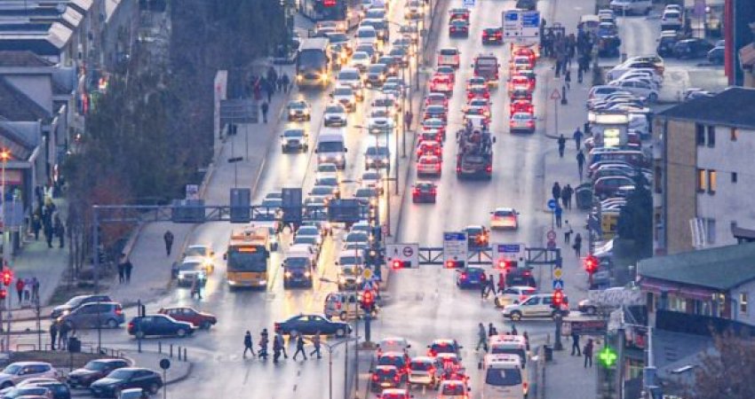 Komuna e Prishtinës del me shpjegim për kolonat e mëdha ditën e djeshme, përmend disa “situata të paparashikuara”
