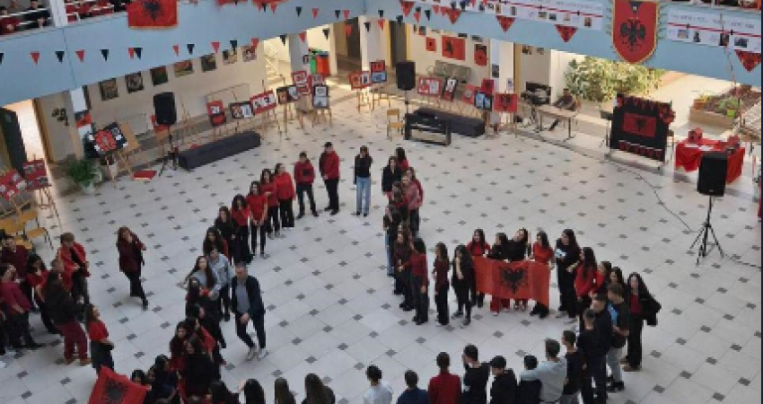 Aktakuzë për nxitje të përçarjes ndaj mësimdhënësit që nuk i lejoi simbolet kombëtare në shkollë