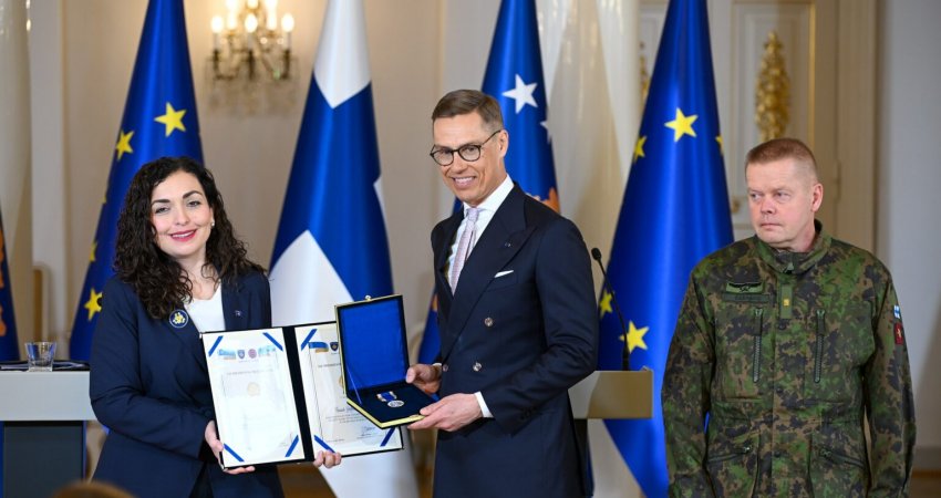 Presidentja Osmani ndan Medaljen Presidenciale Ushtarake për Forcat e Armatosura të Finlandës
