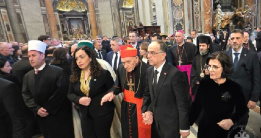 Osmani e Begaj në Vatikan, bashkë me Kardinalin Ernest Simoni dhe prijësit fetarë shqiptarë bëjnë homazhe për Papa Françeskun