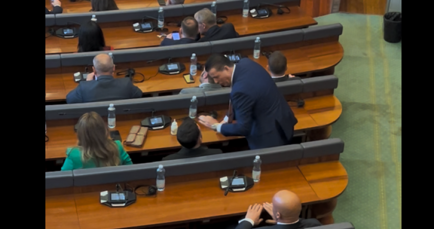 Agim Bahtiri ia çon një shishe qumështi për fëmijë Paris Gurit, pasi largohet ai ia kthen “e harrove këtu”
