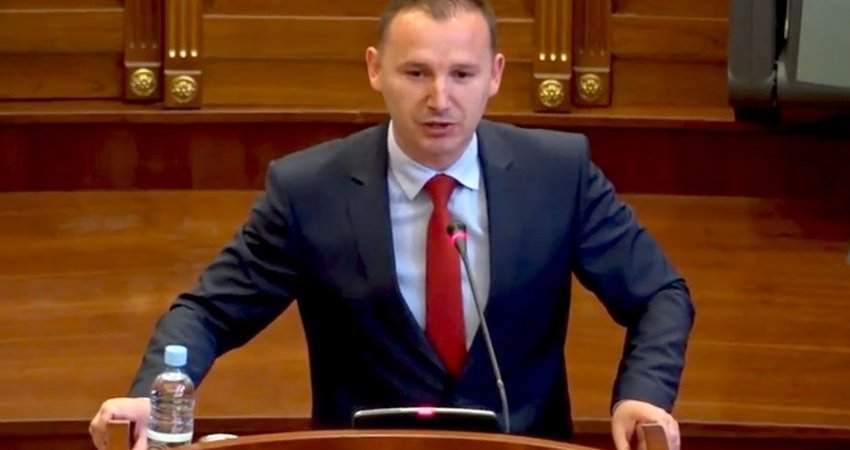 Incident fizik në mes të deputetit Armend Zemaj dhe një qytetari – konfirmon gazetari Gashi