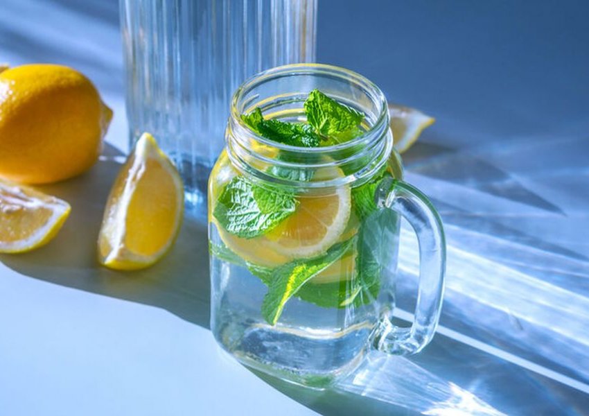 Konsumoni ujë me limon? Ja si ndikon në lëkurën tuaj