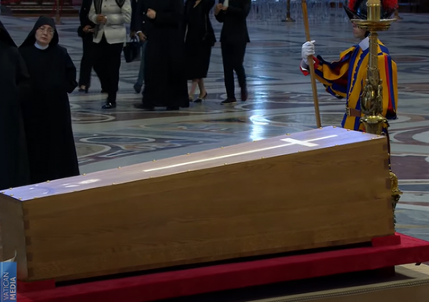 LIVE/ Nis ceremonia e lamtumirës së Papa Françeskut