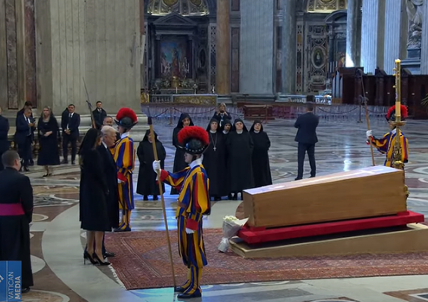 FOTO/ Presidenti Trump dhe bashkëshortja e tij kryejnë homazhe para arkëmortit të Papa Françeskut