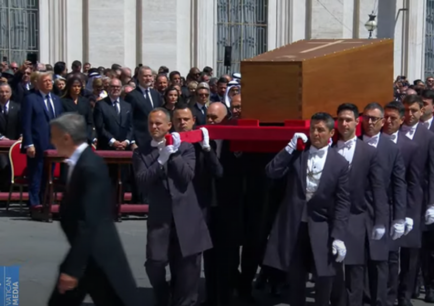 Bota i jep lamtumirën Papa Françeskut! Përfundon mesha mortore, arkivoli niset drejt kishës Santa Maria Maggiore, aty ku do të prehet Ati i Shenjtë