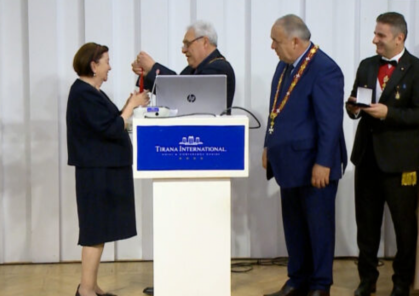Konferenca 'Bota e Autizmit'/ Liri Berisha dhe Salvador Kaçaj vlerësohen me 'Medalje Merite' nga Presidenti i Urdhrit Sovran të Maltës