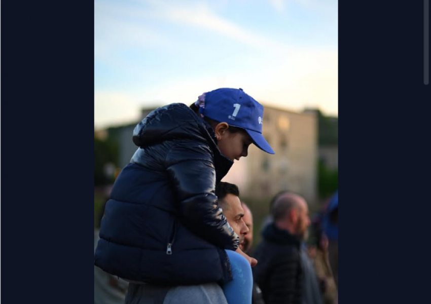 'Foto e ditës'/ Berisha ndan imazhin që shpreh lidhjen mes brezave në dëshirën për ndryshim