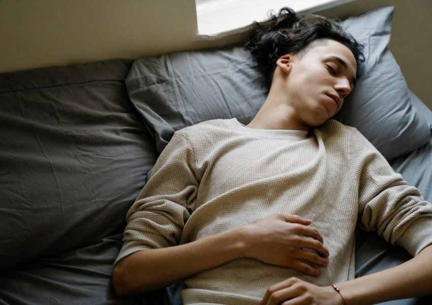 Adoleshentët që flenë herët dhe gjatë kanë tru më të mprehtë