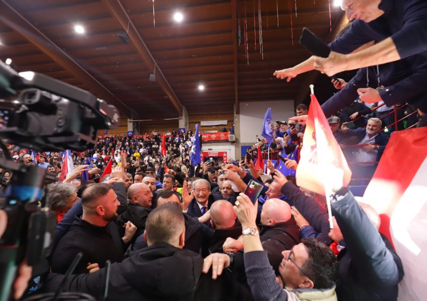 FOTO/ Kryetari i PD, Sali Berisha takim me diasporën shqiptare në Selanik