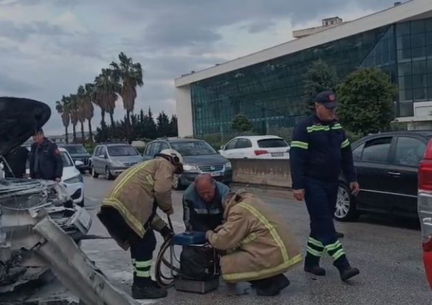 Aksident në bypass-in e Lushnjës! Range Rover-i përplaset me barrierën dhe merr flake. Dy të lënduar, jashtë rrezikut për jetën