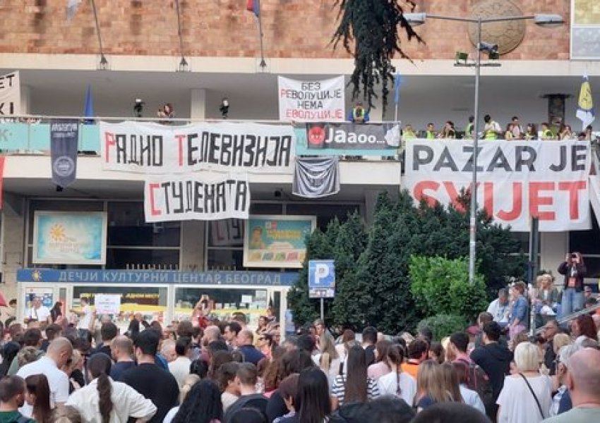 Ligjvënësit plotësuan një nga kërkesat e tyre, studentët serbë i japin fund bllokadës para zyrës së transmetuesit publik