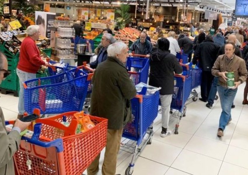 Skena që të kujtojnë pandeminë në Spanjë, radhë jashtë supermarketeve në Madrid, black-out total